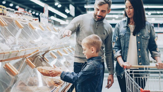 Nejlepší akce v supermarketech: Kde tento týden koupíte máslo za 19,90 Kč a meloun od 8,90 Kč