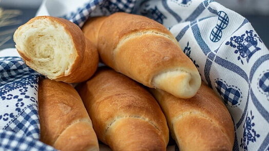 Jak uchovat rohlíky déle čerstvé: Pomoci může obyčejná kostka cukru v chlebníku
