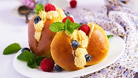 Dokonale vláčné rumové bábovičky alias Baba au rhum. Víte, kdo je vymyslel a jak se dělají?