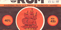 Retro okénko: Rum tuzemák stál 50 Kčs za půllitr. Nejslavnější byl s plachetnicí. Sehnat se dá stále, jen se mu nesmí říkat rum