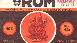 Retro okénko: Rum tuzemák stál 50 Kčs za půllitr. Nejslavnější byl s plachetnicí. Sehnat se dá stále, jen se mu nesmí říkat rum