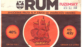 Retro okénko: Rum tuzemák stál 50 Kčs za půllitr. Nejslavnější byl s plachetnicí. Sehnat se dá stále, jen se mu nesmí říkat rum