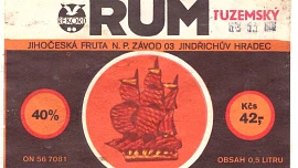 Retro okénko: Rum tuzemák stál 50 Kčs za půllitr. Nejslavnější byl s plachetnicí. Sehnat se dá stále, jen se mu nesmí říkat rum