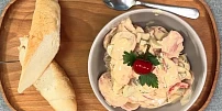 Domácí salát Rumcajs podle Ostravskeho Gastrošefa: Poctivá lahůdka plná salámu, zeleniny a výrazného dresinku
