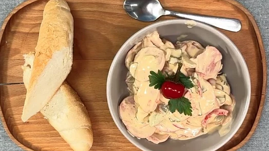 Domácí salát Rumcajs podle Ostravskeho Gastrošefa: Poctivá lahůdka plná salámu, zeleniny a výrazného dresinku