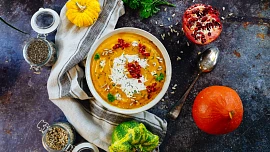 Jak na skvělou dýňovou polévku? Chuti prospějí vývar, muškátový oříšek i třtinový cukr!