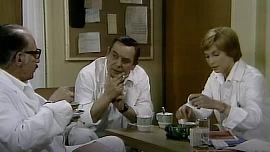 Co jsme jedli a pili u sledování Nemocnice na kraji města? K turecké kávě se podávaly jednohubky a frčely poháry s pudinkem