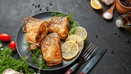 Vánoční ryba nemusí být jen kapr. Skvělý je na česneku pečený amur, pstruh na másle nebo marinovaná treska