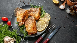 Vánoční ryba nemusí být jen kapr. Skvělý je na česneku pečený amur, pstruh na másle nebo marinovaná treska