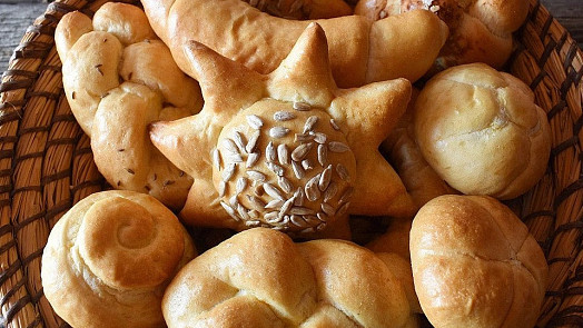 Na tenhle starý trik při pečení housek se skoro zapomnělo: Přitom funguje dokonale