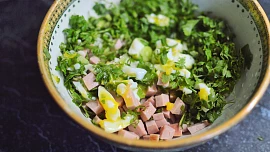 Byliny v kuchyni: Petržel je víc než ozdoba na talíř, léčilo se s ní už v 16. století