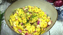 Vídeňský bramborový salát chutná božsky. Recept je jen ze šesti běžně dostupných surovin, které vyjdou na 35 korun