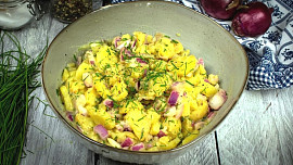 Vídeňský bramborový salát chutná božsky. Recept je jen ze šesti běžně dostupných surovin, které vyjdou na 35 korun