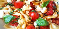 Jedna ingredience změní obyčejné caprese v jídlo, které budete dělat celé léto