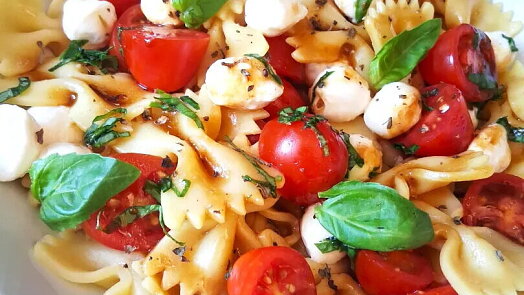 Jedna ingredience změní obyčejné caprese v jídlo, které budete dělat celé léto