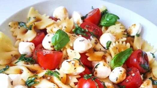 Jedna ingredience změní obyčejné caprese v jídlo, které budete dělat celé léto