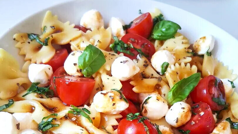 Těstovinový salát caprese: Lehký letní recept s mozzarellou a rajčaty