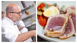 Salát Nicoise podle Pohlreicha je ideální letní večeře. Doplněný tuňákem chutná fantasticky