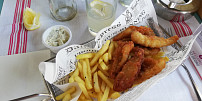 Britská specialita fish & chips: Ryba s hranolky se typicky podává s hráškovým pyré a octem