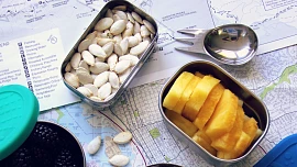 Jak jíst na cestách: Víte, co se hodí do autobusu a s čím vás nepustí do letadla?