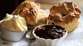 K anglickému čaji se podávají scones: Tyhle nadýchané křehké koláčky s hustou smetanou a sladkým džemem připravíte snadno