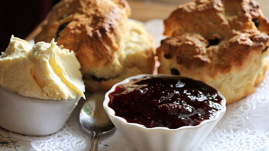 K anglickému čaji se podávají scones: Tyhle nadýchané křehké koláčky s hustou smetanou a sladkým džemem připravíte snadno