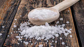 Hitem TikToku je smažení v soli: Starý středomořský trik zajistí skvěle šťavnaté maso a čistou kuchyň Hitem TikToku je smažení v soli: Starý středomořský trik zajistí skvěle šťavnaté maso a čistou kuchyň