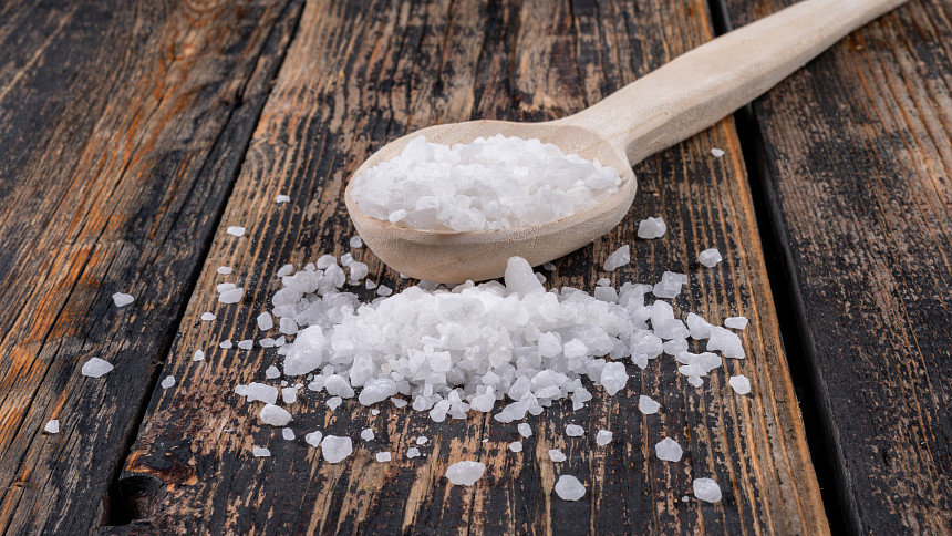 Sůl se dá v kuchyni využít nejen k dochucování pokrmů. Sůl se dá v kuchyni využít nejen k dochucování pokrmů.