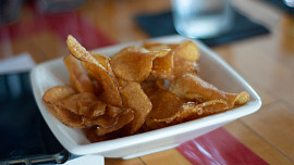 Skromná kuchyně: Chipsy z bramborových slupek nebo kuřecích kůží patří mezi delikatesy. Proč se musí solit opatrně?