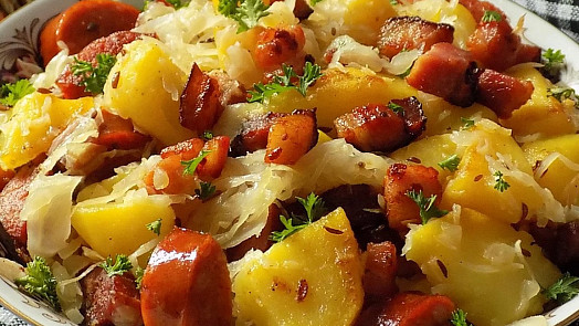 Už jste zkusili sedlácké brambory? Rychlá večeře voní zelím i bůčkem, pochutná si každý milovník sytého a chutného jídla