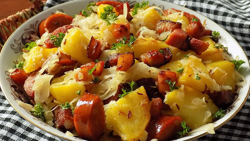 Skvělé opečené brambory se zelím a klobásou poslouží jako perfektní večeře.