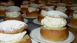 Znáte švédské koblížky semlor? Tuhle masopustní dobrotu s mandlovou náplní a vůní po kardamomu si zamilujete!