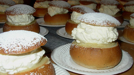 Znáte švédské koblížky semlor? Tuhle masopustní dobrotu s mandlovou náplní a vůní po kardamomu si zamilujete!