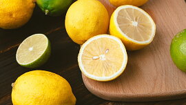 Stačí citron a hrubá sůl. Dřevěné prkénko bude zase čisté a bez zápachu