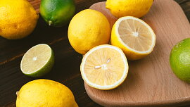 Stačí citron a hrubá sůl. Dřevěné prkénko bude zase čisté a bez zápachu