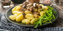 Bramborové noky s houbovou omáčkou chutnají jako z restaurace. Stačí několik běžných surovin