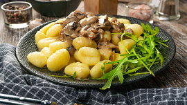 Bramborové noky s houbovou omáčkou chutnají jako z restaurace. Stačí několik běžných surovin