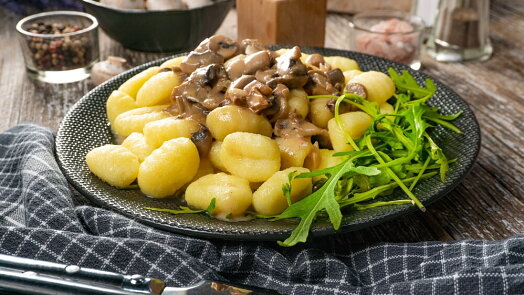 Bramborové noky s houbovou omáčkou chutnají jako z restaurace. Stačí několik běžných surovin