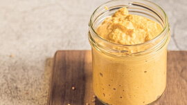 Domácí hořčice nemusí chutnat jako kupovaná. Pivo a další přísady jí dodají výraznou chuť
