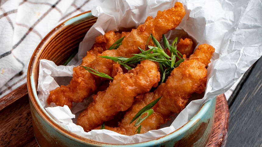 Tempura, kousky potravin v těstíčku s čerstvým salátem