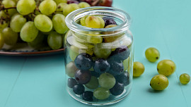 Jak uchovat hroznové víno, borůvky či jahody čerstvé až dva týdny? Pomůže trik se zavařovačkou