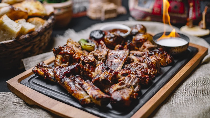 Nemůžete se dočkat venkovní grilovačky? Se stolním grilem si užijete parádní grilování i doma kuchyni! Jak jej vybrat?