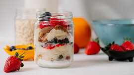 Ovesná kaše do skleničky pětkrát jinak. Vyzkoušejte ji s chutí tiramisu, jablečného koláče nebo mrkvového dortu