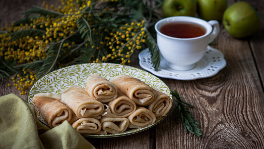 Jak skládat palačinky, aby vypadaly krásně a náplň zůstala tam, kde má. Tyto čtyři způsoby každého ohromí