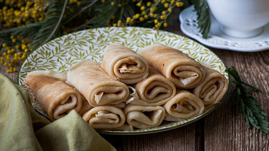 Jak skládat palačinky, aby vypadaly krásně a náplň zůstala tam, kde má. Tyto čtyři způsoby každého ohromí