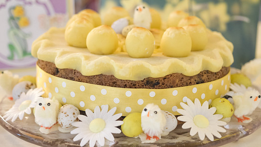 Anglický velikonoční koláč simnel cake zdobí mandloví „apoštolové" a nadchne hlavně milovníky marcipánu