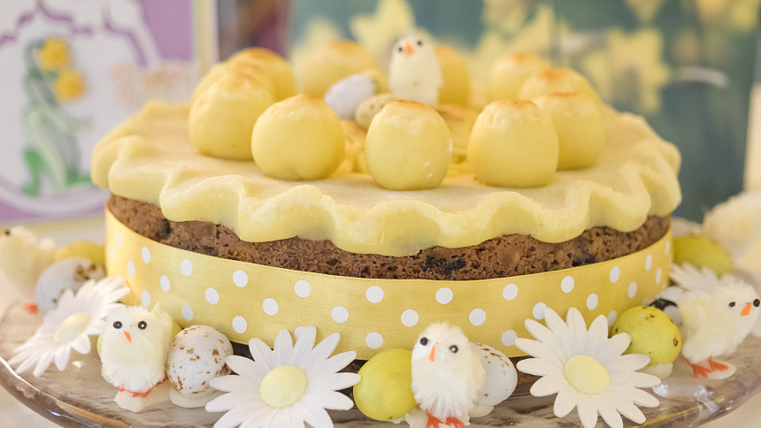 Anglický velikonoční koláč simnel cake zdobí mandloví „apoštolové" a nadchne hlavně milovníky marcipánu
