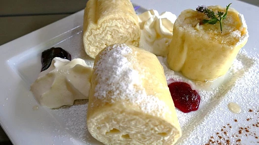 Rolované knedlíky sirovi štruklji. Sladká slovinská specialita s tvarohem chutná jako od babičky, příprava je navíc snadná