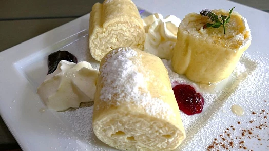 Rolované knedlíky sirovi štruklji. Sladká slovinská specialita s tvarohem chutná jako od babičky, příprava je navíc snadná