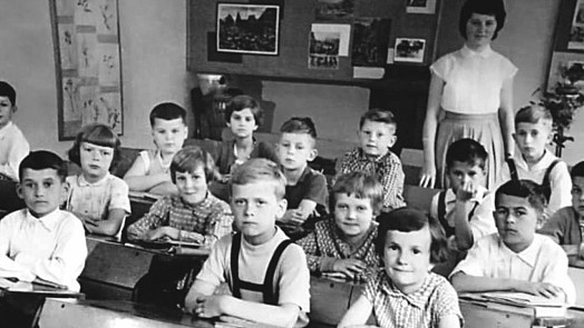 Retro okénko: Co se svačilo za socialismu? Mléko s rohlíkem ve škole, od maminky chleba s paštikou v ubrousku a jablko